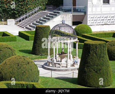 Einen atemberaubenden weißen Pavillon des Englischen Garten im Innenhof von Schloss Ambras, Innsbruck, Österreich Stockfoto