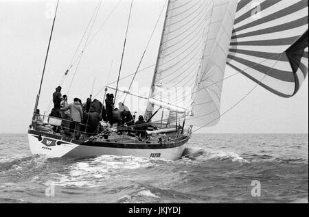 AJAXNETPHOTO. 23. JULI 1981. DER SOLENT, ENGLAND - WHITBREAD RENNEN ENTRY - DEUTSCHEN FRERS ENTWORFEN ALUMINIUM 76FT SLOOP FLYER SKIPPERED DURCH CORNELIS VAN RIETSCHOTEN. FOTO: JONATHAN EASTLAND/AJAX REF; 812307 Stockfoto