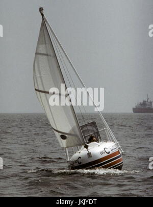 AJAX-NEWS-FOTOS. 1983. SOUTHAMPTON, ENGLAND. -KLEINSTE Boot über den Atlantik Versuch - TOM McNALLY YACHT BIG-C, Messung nur 6FT 10INS. lange (2,04) das er versuchte Segel von ST. JOHN'S NEUFUNDLAND NACH ENGLAND ZUGUNSTEN DER NÄCHSTENLIEBE. FOTO: JONATHAN EASTLAND/AJAX REF: 21207/3/38 Stockfoto