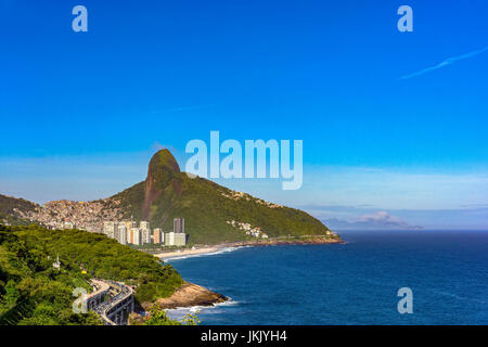 Teo-Brüder Hügel, Sao Conrado Beach und Slums von Rocinha und Vidigal in Rio De Janeiro Stockfoto