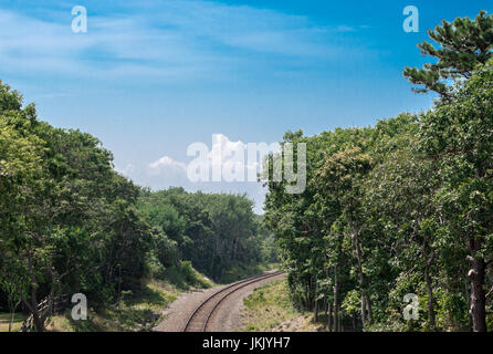 Gleise, so dass eine sanfte Wendung mit hat Land auf beiden Seiten in Amagansett, New York Stockfoto