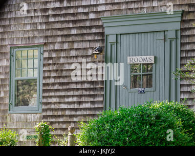 altes Haus mit einem Schild an der Eingangstür Werbung Zimmer, Übernachtung in East Hampton, NY Stockfoto