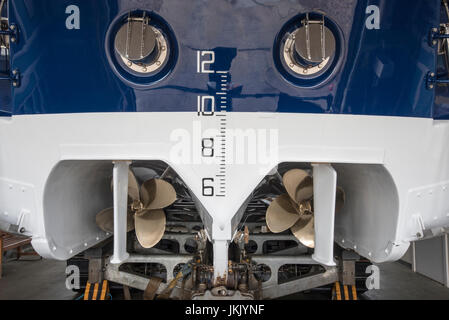 Nahaufnahme des Stern von einem Rettungsboot zeigt die Propeller Stockfoto