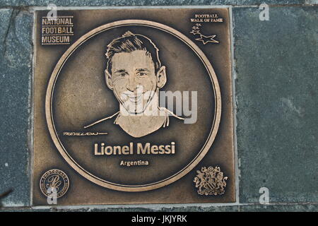 Lionel Messi Bronzetafel am Fußball Walk of Fame, nationale Fußball-Museum, Manchester, England Stockfoto