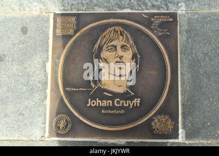 Johan Cruyff bronzetafel an der Fußball Walk of Fame - Nationale Fußball-Museum, Manchester Stockfoto