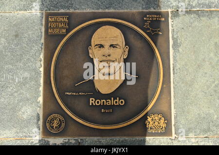 Ronaldo Fußball Walk of Fame bronzetafel an der National Football Museum (Ronaldo Luís Nazário de Lima) Stockfoto