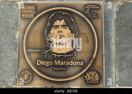 Diego Maradona bronze Fußball Walk of Fame Plakette auf nationaler Fußball-Museums in Manchester, England Stockfoto