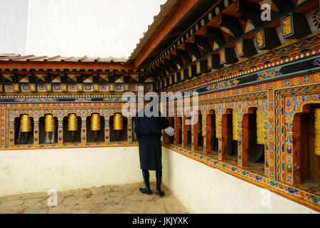Bhutan Mann Spinnen statt Räder im Land Kloster über Phobjikha Tal, Bhutan Stockfoto