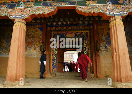 Bhddist Mönche Eintritt Land Kloster über Phobjikha Tal, Bhutan Stockfoto