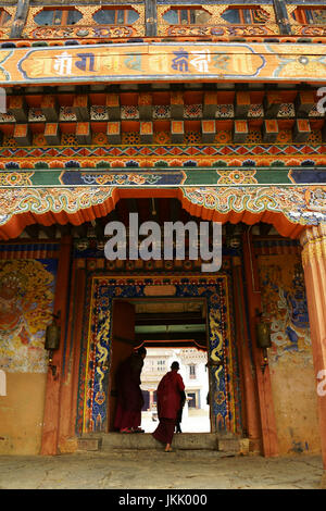 Buddhistisch Mönche in Gangtey Monatery über Phobjikha Tal, Bhutan Stockfoto