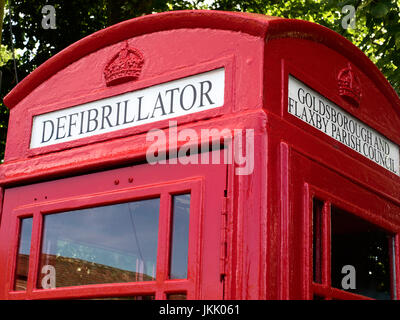 Defibrillator melden Sie sich an eine alte K6 rote Telefonzelle am Goldsborough bei Knaresborough North Yorkshire England Stockfoto