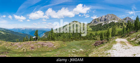 Nassfeld in den Karnischen Alpen mit Berg Gartnerkofel und Hohe Tauern mit dem Großglockner im Hintergrund Stockfoto