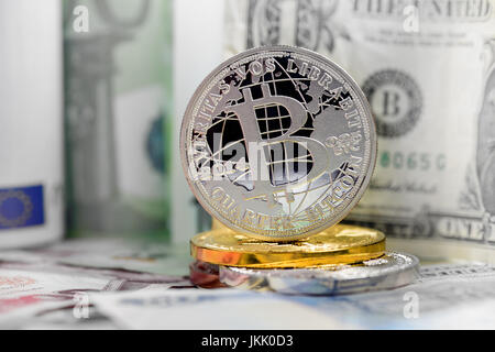 Bitcoin Simbol über Dollar und Euro Hintergrund Stockfoto