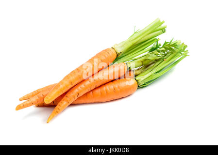 Haufen von frischen Karotten mit ergibt sich isolierten auf weißen Hintergrund Stockfoto