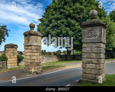 Tor-Piers im Dorf Eingang Goldsborough bei Knaresborough North Yorkshire England Stockfoto