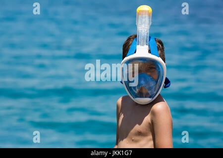 Schnorchler und Korallenriff schnorcheln Mann in full Face Maske, Sommer Urlaub Aktivität, Schwimmen im warmen tropischen Meere, Meeresküste Korallenriff und Pilz- Stockfoto