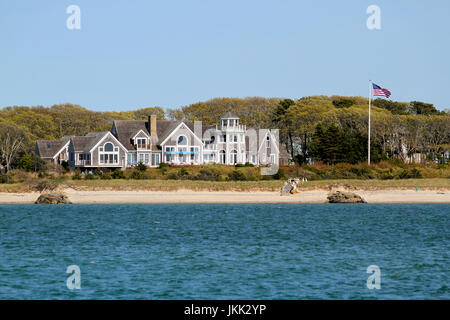 Ein großes Haus mit Blick auf Hyannis Harbor, Hyannis Port, Cape Cod, Massachusetts, USA, Nordamerika. Nur zur redaktionellen Verwendung. Stockfoto
