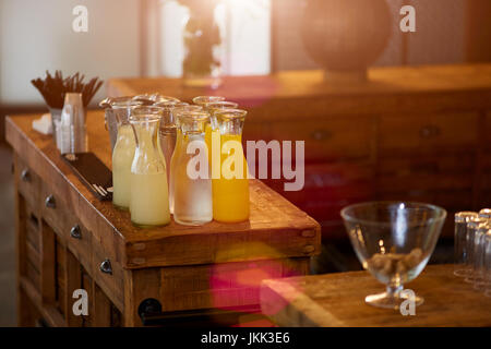 Glas-Dekanter mit Orangen- und Zitronensaft und Grapefruitsaft auf der Leiste Stockfoto