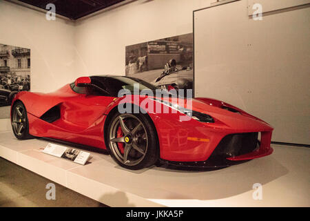 Los Angeles, CA, USA - 23. Juli 2017: Rot 2014 Ferrari Laferrari am Petersen Automotive Museum angezeigt. Redaktionelle Nutzung. Stockfoto