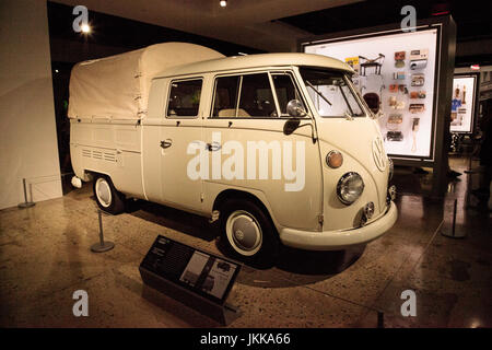 Los Angeles, CA, USA - 23. Juli 2017: White 1966 Volkswagen Typ 265 Double Cab Pickup am Petersen Automotive Museum angezeigt. Redaktionelle Nutzung. Stockfoto