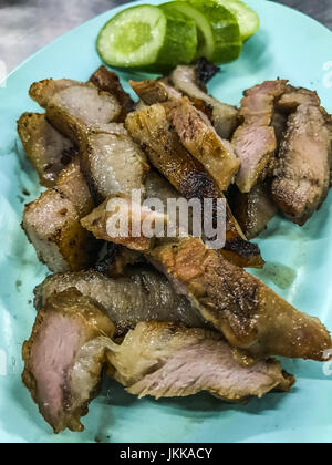 Traditionelle saftigen Thai Street Food: Schweineschulter, Schweinerücken vom Grill, Grill mit Holzkohle. Stockfoto