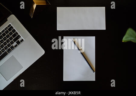 Büro-Zeug mit Smartphone-Laptop und Kaffee Tasse Maus Editor Ansicht von oben geschossen. Stockfoto