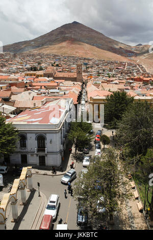 Ansicht von Potosi mit Cerro Rico im Hintergrund. UNESCO-Weltkulturerbe. Bolivien, Südamerika Stockfoto