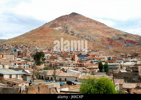 Panoramablick auf Stadt Potosi mit Cerro Rico (Silber Berg) in den Hintergrund, Bolivien, Südamerika Stockfoto