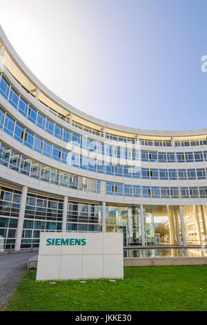 München, Deutschland - 4. April 2016: Moderne zentrale Bürogebäude der deutschen Industriekonzern Siemens AG Stockfoto