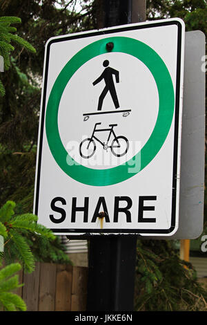 Ein Fußgänger Radfahrer teilen Weg-Zeichen, die verwüstet wurden, um ein Skateboarder stattdessen zeigen. Stockfoto