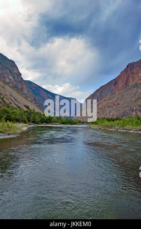 Tal des Flusses Chulyshman. Panorama des großen Umfanges. Stockfoto