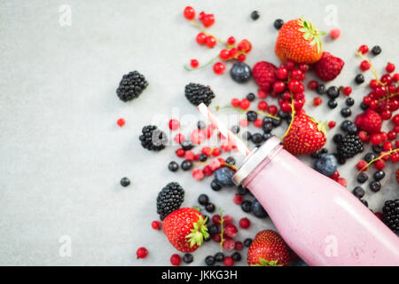 Flache Laien Beeren-Smoothie und Zutaten, Rand Hintergrund Stockfoto