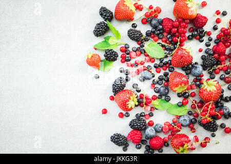 Frischen Beeren Früchte Rand Hintergrund legen Draufsicht flach. Stockfoto