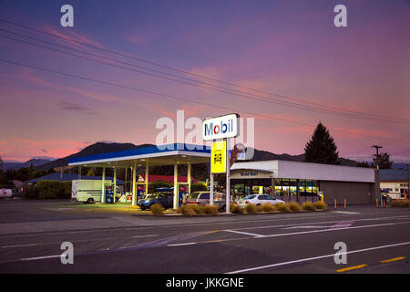 Mobil-Tankstelle in der Abenddämmerung in Neuseeland Stockfoto