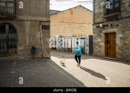 Street Scene mit Frau und Hund in der cacabelos, Spanien. Camino de Santiago. Stockfoto