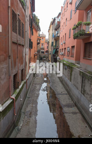Die Aussicht auf einen schmalen Kanal in der Innenstadt von Bologna. Emilia Romagna, Italien. Stockfoto