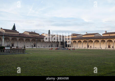 Italien, Florenz - 24. Dezember 2016: der Blick auf den großen Kreuzgang und Innenhof des Florenz Charterhouse Kirche, di Firenze Certosa di Galluzzo Stockfoto