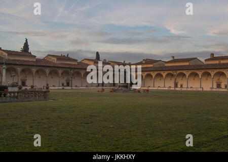 Italien, Florenz - 24. Dezember 2016: der Blick auf den großen Kreuzgang und Innenhof des Florenz Charterhouse Kirche, di Firenze Certosa di Galluzzo Stockfoto