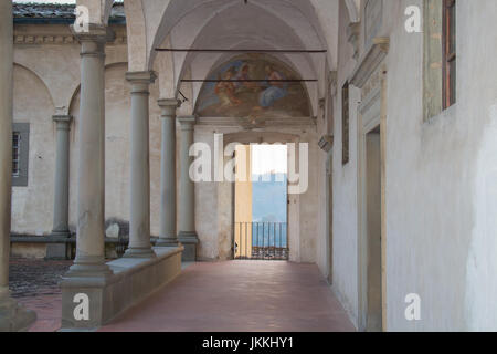 Italien, Florenz - 24. Dezember 2016: Blick auf den vorderen Innenhof der Kirche Florenz Kartause Certosa di Galluzzo di Firenze am 24. Dezember 2016 Stockfoto