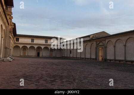 Italien, Florenz - 24. Dezember 2016: der Blick auf die vorderen Innenhof und Eingang Florenz Charterhouse Kirche, Certosa di Galluzzo di Firenze on Dez Stockfoto