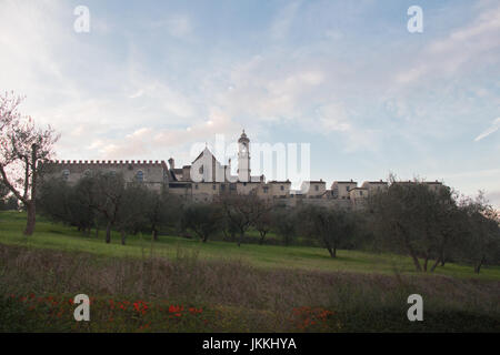 Italien, Florenz - 24. Dezember 2016: der Blick auf Florenz Charterhouse Kirche und grünen Rasen und Bäumen im Vordergrund, Certosa di Galluzzo di Firen Stockfoto