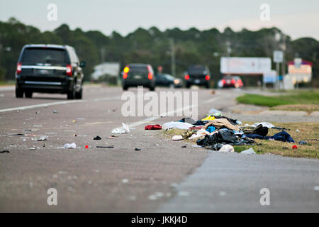 Müll am Straßenrand deponiert. Stockfoto