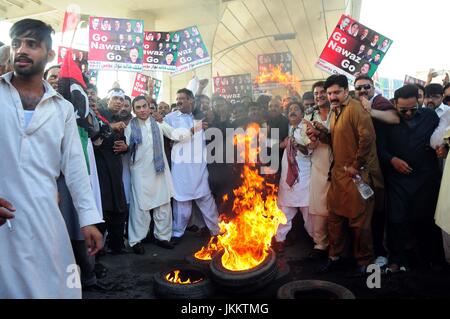 Rawalpindi, Pakistan. 23. Juli 2017. PPP-zentralen Punjab hält, "Go-Nawaz-Go" Rallyes auf den Anruf von den Parteivorsitzenden, Bilawal Bhutto für Rücktritt von Premierminister Nawaz Sharif, das Ziel der Beobachtung Protest Tag zwingen Nawaz Sharif, sein Amt als Ministerpräsident nach die PPP Aussage, seinen Status als Sadiq und Ameen geworden ist zweifelhaft und Korruptionsvorwürfen gegen ihn und seine Familienangehörigen durch die JIT-Ergebnisse gegeben. Bildnachweis: Zubair Abbasi/Pacific Press/Alamy Live-Nachrichten Stockfoto