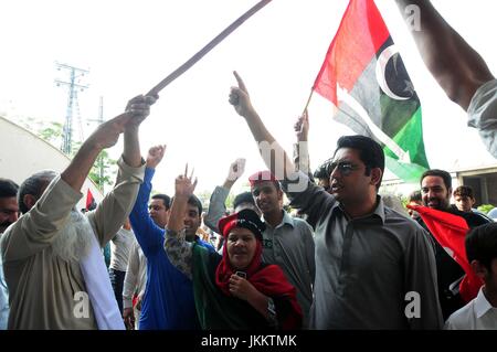 Rawalpindi, Pakistan. 23. Juli 2017. PPP-zentralen Punjab hält, "Go-Nawaz-Go" Rallyes auf den Anruf von den Parteivorsitzenden, Bilawal Bhutto für Rücktritt von Premierminister Nawaz Sharif, das Ziel der Beobachtung Protest Tag zwingen Nawaz Sharif, sein Amt als Ministerpräsident nach die PPP Aussage, seinen Status als Sadiq und Ameen geworden ist zweifelhaft und Korruptionsvorwürfen gegen ihn und seine Familienangehörigen durch die JIT-Ergebnisse gegeben. Bildnachweis: Zubair Abbasi/Pacific Press/Alamy Live-Nachrichten Stockfoto