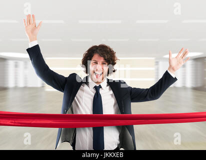 Erfolgreicher Geschäftsmann auf der Ziellinie Stockfoto