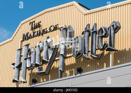 LEAVESDEN, UK - 19. Juni 2017: Das Schild über dem Haupteingang zur Herstellung von Harry Potter Tour bei Warner Bros Studio in Leavesden, England, am 19. Ju Stockfoto