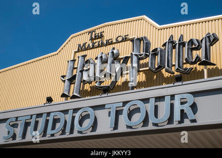 LEAVESDEN, UK - 19. Juni 2017: Das Schild über dem Haupteingang zur Herstellung von Harry Potter Tour bei Warner Bros Studio in Leavesden, England, am 19. Ju Stockfoto