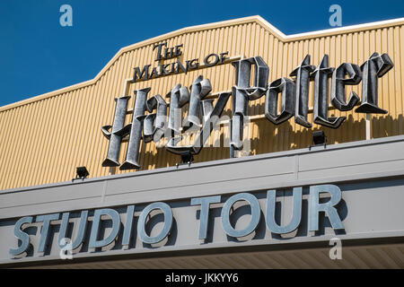 LEAVESDEN, UK - 19. Juni 2017: Das Schild über dem Haupteingang zur Herstellung von Harry Potter Tour bei Warner Bros Studio in Leavesden, England, am 19. Ju Stockfoto