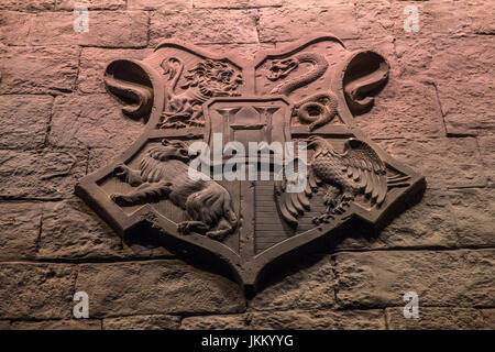 LEAVESDEN, UK - 19. Juni 2017: Der Hogwarts-Wappen auf dem Set von der Aula in Hogwarts, bei der Herstellung von Harry Potter Studiotour im W Stockfoto