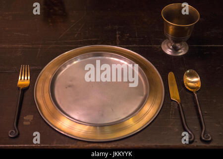 LEAVESDEN, UK - 19. Juni 2017: Einen Tisch Platz auf den Satz von der Aula in Hogwarts, bei der Herstellung von Harry Potter Studiotour bei Warner Bros s Stockfoto